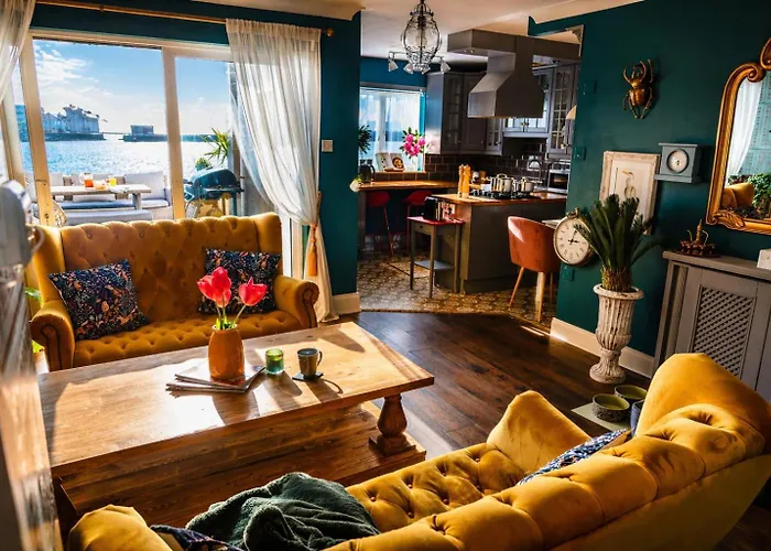 Dog-Friendly Seaview Apartment
